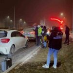 Kayseri’de polis memuruna ve bir vatandaşa çarpan sürücü, olaydan sonra gözaltına alındı.