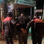 İzmir’de yapılan denetimlerde 21 yıl hapis cezası alan bir kişi ile sahte kimlik gösteren şüpheli yakalandı.
