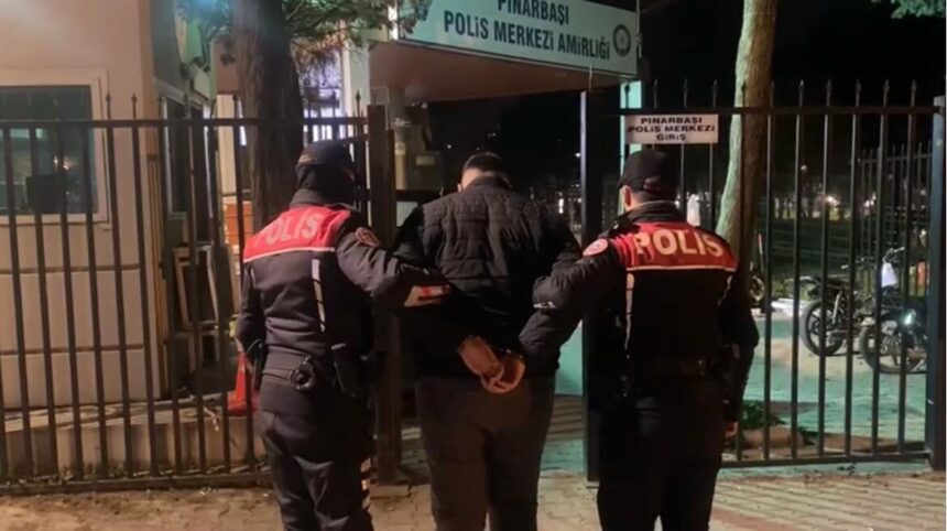 İzmir’de yapılan denetimlerde 21 yıl hapis cezası alan bir kişi ile sahte kimlik gösteren şüpheli yakalandı. İzmir’de yapılan denetimlerde 21 yıl hapis cezası alan bir kişi ile sahte kimlik gösteren şüpheli yakalandı.