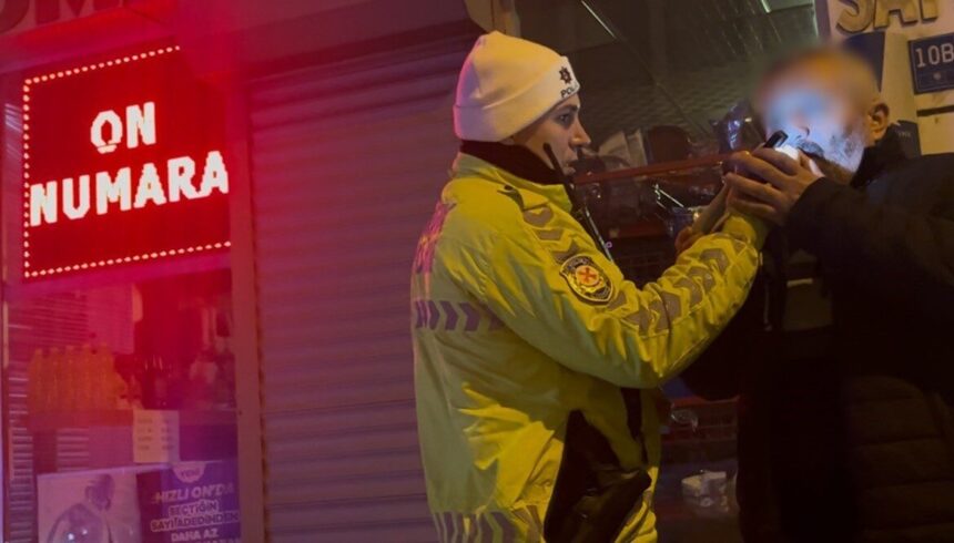 Çorlu’da alkollü sürücünün denemeleri sonucu ceza aldığını gösteren uygulama gerçekleştirildi. Çorlu’da alkollü sürücünün denemeleri sonucu ceza aldığını gösteren uygulama gerçekleştirildi.