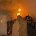 Düzce’de gece saatlerinde çıkan yangında 2 katlı müştemilat kullanılamaz hale geldi.