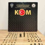 Bolvadin’de polis operasyonunda tarihi eser niteliğinde çok sayıda objeye el konuldu.