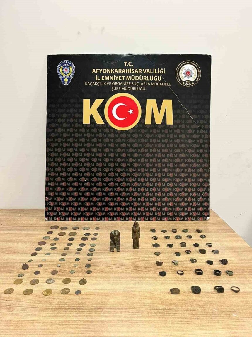 Bolvadin’de polis operasyonunda tarihi eser niteliğinde çok sayıda objeye el konuldu. Bolvadin’de polis operasyonunda tarihi eser niteliğinde çok sayıda objeye el konuldu.