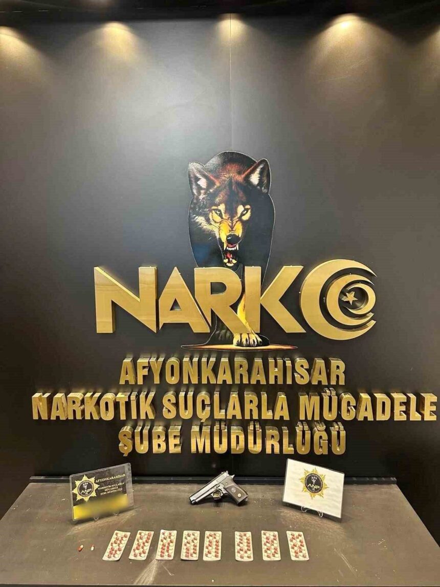 Afyonkarahisar’da uyuşturucu satıcılarına yönelik operasyonda 2 kişi gözaltına alındı, birisi tutuklandı.