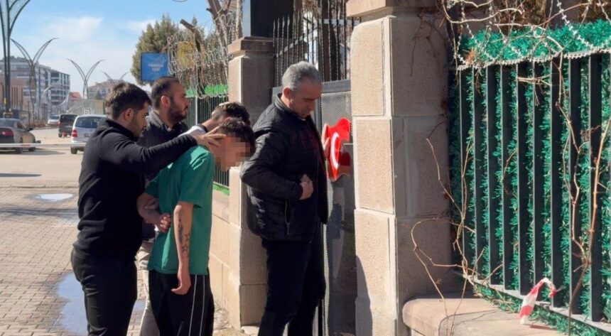 Aksaray’da kavgada 15 yaşındaki çocuk pompalı tüfekle vuruldu, 1 şüpheli tutuklandı. Aksaray’da kavgada 15 yaşındaki çocuk pompalı tüfekle vuruldu, 1 şüpheli tutuklandı.