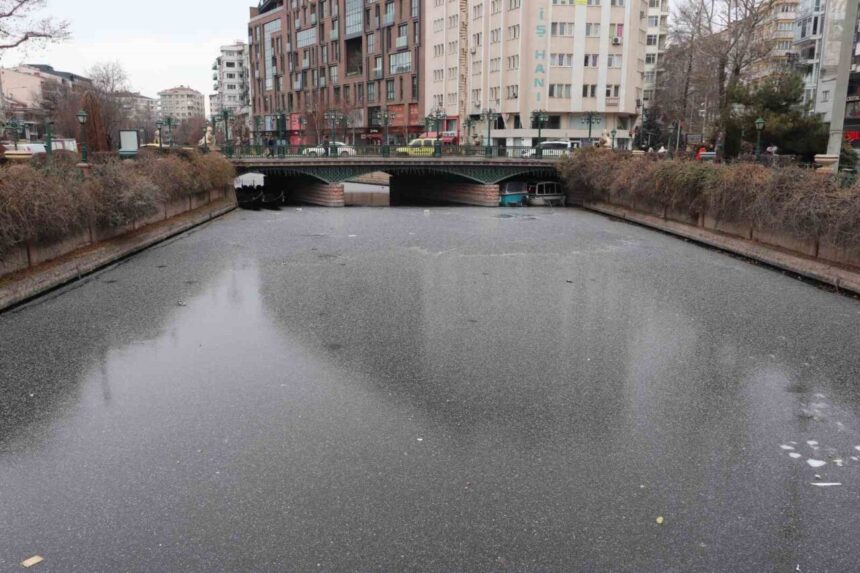 Porsuk Çayı’nda buz tutan yüzeydeki atıklar tepkilere yol açtı.
