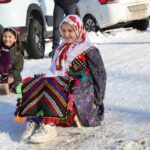 Sivas’taki köyde öğrencilere ahşap kızak hediye edildi, keyifli anlar yaşandı.