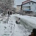 Niksar’da karlı yolda poşetle kayan gençler kontrolden çıkarak bahçeye savruldu, anlar kaydedildi.