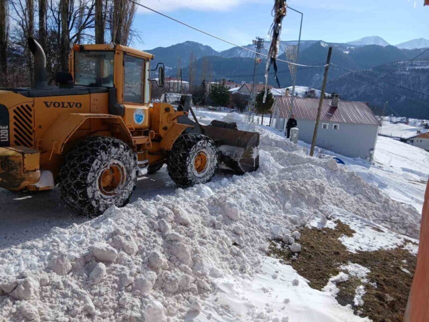 Posof’ta karla mücadele çalışmaları devam ediyor.