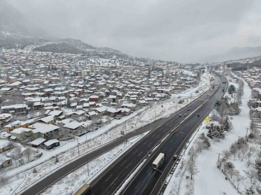 Pozantı ilçesi kar yağışıyla birlikte beyaza kaplandı. Pozantı ilçesi kar yağışıyla birlikte beyaza kaplandı.