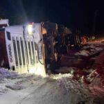 Refahiye’de hayvan yüklü tır şarampole devrildi, 45 büyükbaş hayvan donmaktan kurtarıldı.