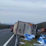 Sakarya’da tır refüje çarpıp devrildi, sürücü yaralandı; otoyolda trafik kontrollü şekilde sağlandı.