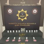 Rize’de uyuşturucu satışı yapan 3 kişi tutuklandı, operasyonda bonzai ve ecza hapları ele geçirildi.