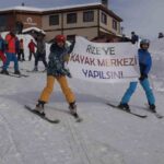 Handüzü Yaylası’nda kayak severler, “Rize’ye kayak merkezi yapılsın” pankartıyla taleplerini iletti.