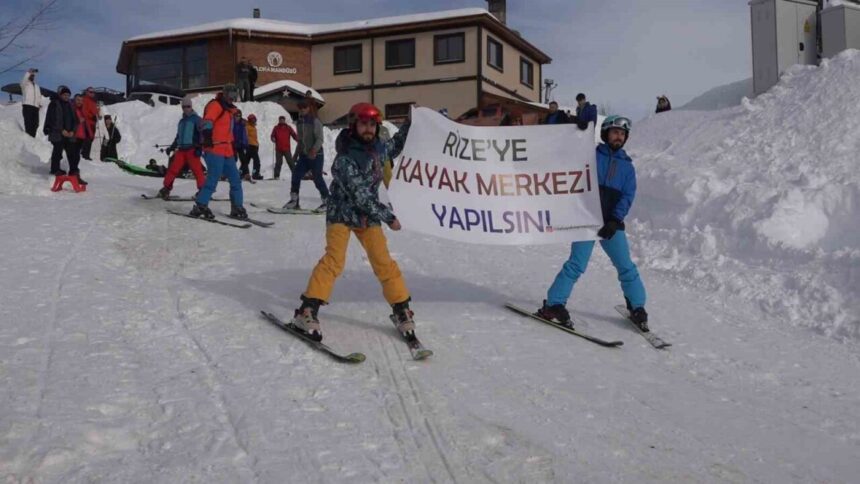 Handüzü Yaylası’nda kayak severler, “Rize’ye kayak merkezi yapılsın” pankartıyla taleplerini iletti.