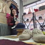 Natalya Yiğit, Rusya’daki keçe ustalığını Eskişehir’de sürdürüyor; ürünlerin ayak sağlığına faydası var.