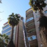 Aydın’ın Efeler ilçesinde rüzgar nedeniyle bina cephesi düştü, yaralanan olmadı.