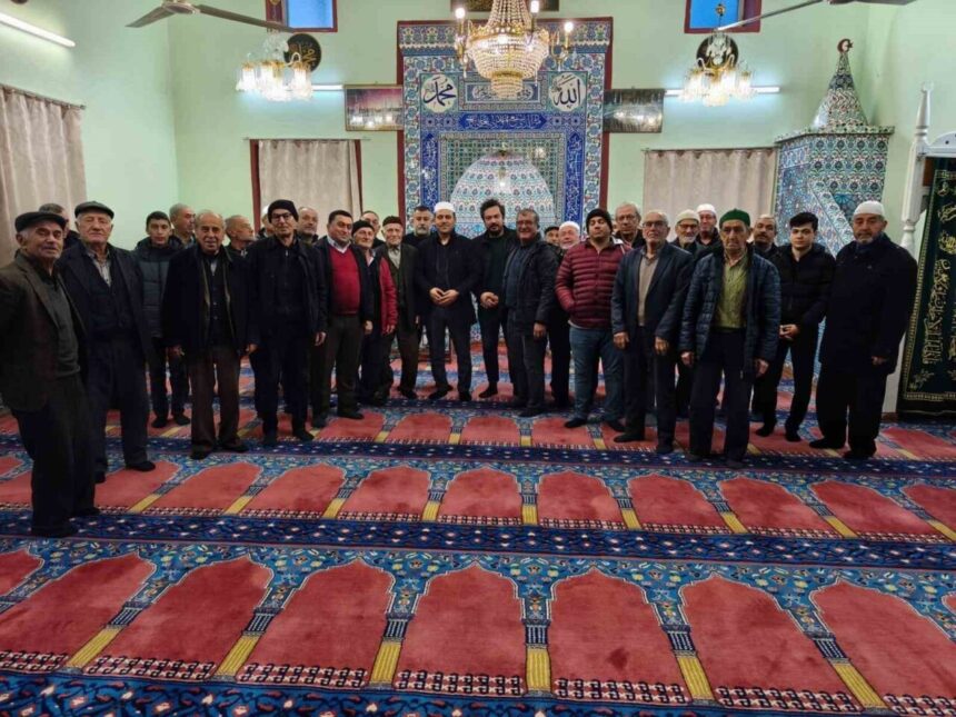 Diyanet İşleri’nin talimatıyla sabah namazı buluşması Elderesi Camii’nde İlçe Müftüsü’nün katılımıyla yapıldı.