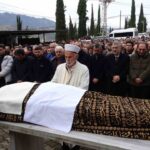 Trabzon’da saç ekimi için gittiği estetik merkezinde fenalaşarak yaşamını yitiren Temel Altuntaş bugün defnedildi.