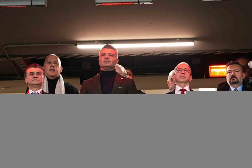 Fenerbahçe Başkanı Sadettin Saran, ilk kez kupaya ulaştı. Fenerbahçe Başkanı Sadettin Saran, ilk kez kupaya ulaştı.