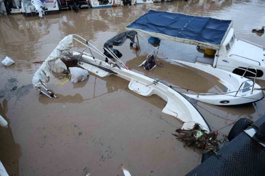 Kuşadası’nda yağış sonrası sel, Davutlar Balıkçı Barınağı’ndaki teknelere zarar verdi. Kuşadası’nda yağış sonrası sel, Davutlar Balıkçı Barınağı’ndaki teknelere zarar verdi.