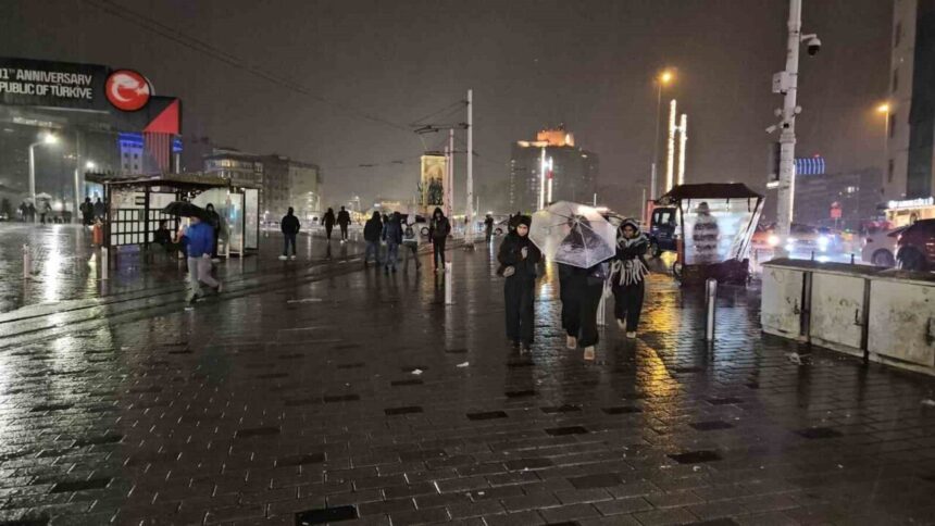 İstanbul’da sağanak yağış gece saatlerinde etkisini göstermeye başladı. İstanbul’da sağanak yağış gece saatlerinde etkisini göstermeye başladı.