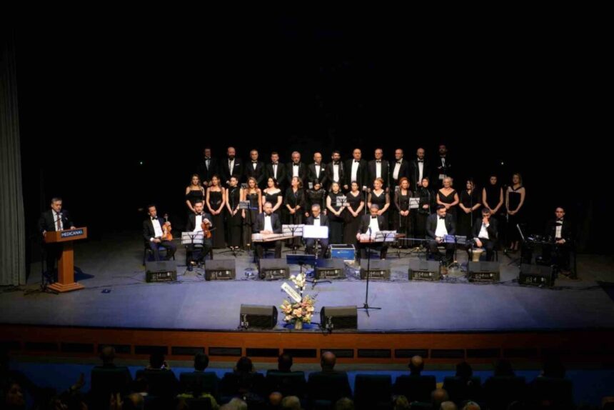 Medicana Bursa Hastanesi çalışanları Türk sanat müziği korosuyla sanatseverlerin beğenisini kazandı. Medicana Bursa Hastanesi çalışanları Türk sanat müziği korosuyla sanatseverlerin beğenisini kazandı.