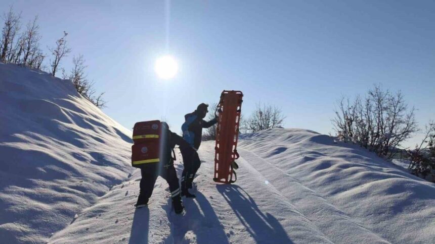 Diyarbakır’da UMKE ve jandarma, karla kaplı yolda hastaya ulaştı.