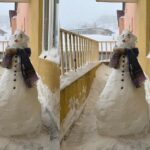 HAKKARİ (İHA) – Hakkari’de sağlık çalışanları, kar yağışını değerlendirerek balkonda kardan adam yaptı.