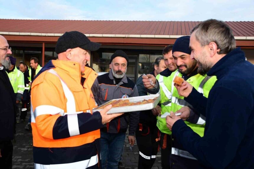 Terme Belediyesi ekipleri karla mücadele sonucunda çalışanlarına baklava ikram etti.