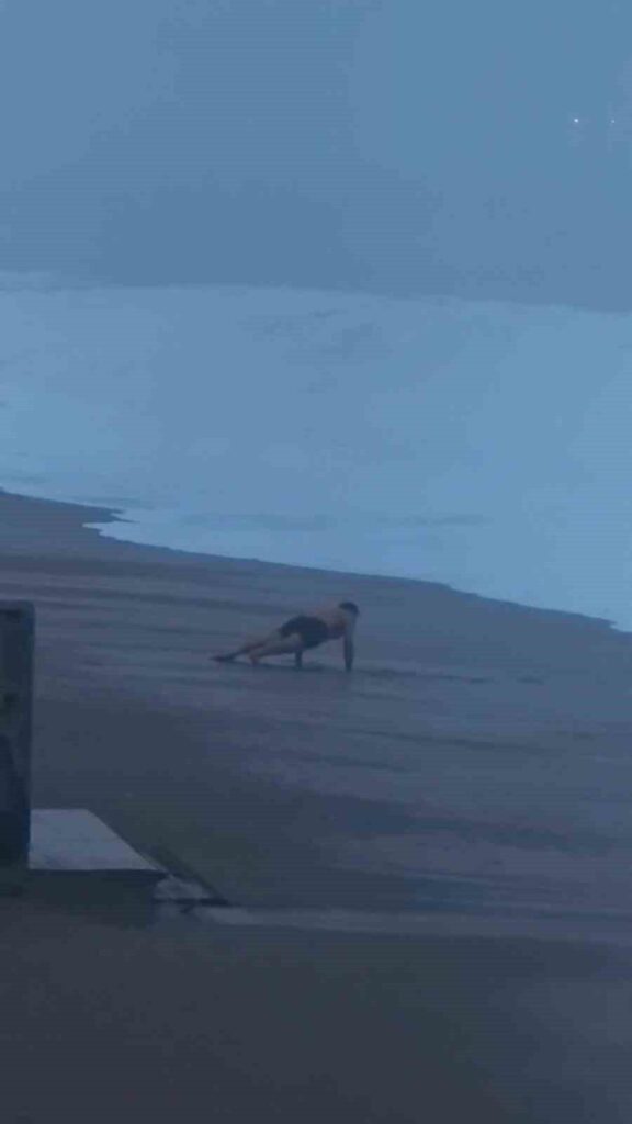 Antalya’da Şiddetli Rüzgar Dev Dalgalar Oluşturdu, Bir Vatandaş Şınav Çekerken Görüntülendi