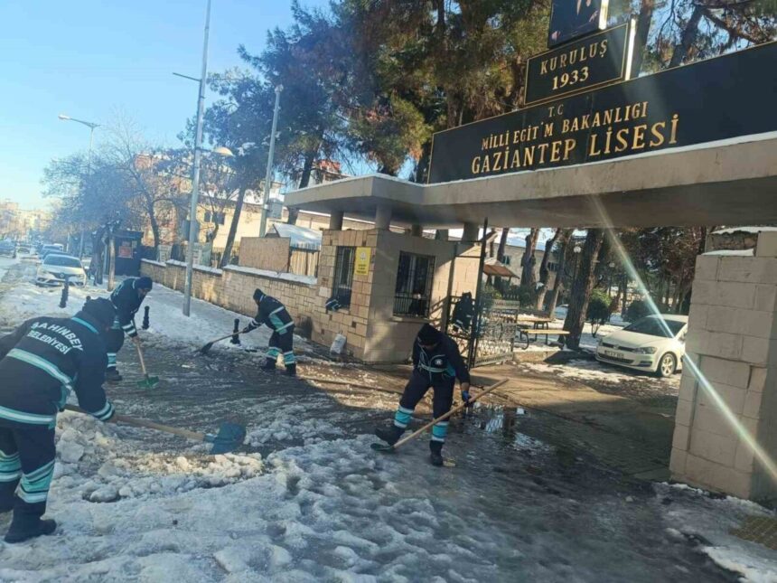 Yoğun kar yağışı sonrası eğitime ara verilen okullar, pazartesi günü yeniden açılıyor.