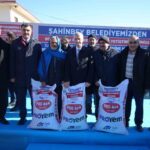 Şahinbey Belediyesi, tarım ve hayvancılığı destekleme çalışmalarına devam ediyor. 7 bin ton süt yemi dağıtıldı.