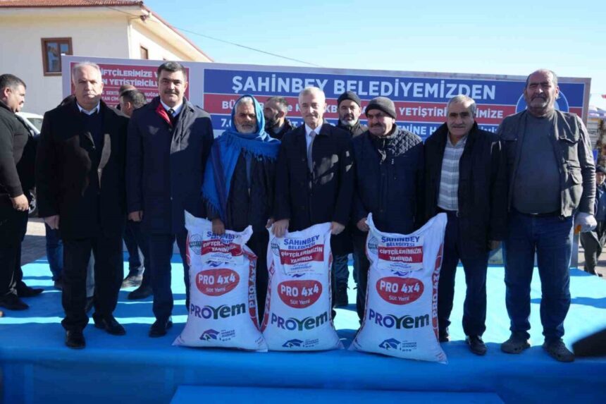 Şahinbey Belediyesi, tarım ve hayvancılığı destekleme çalışmalarına devam ediyor. 7 bin ton süt yemi dağıtıldı. Şahinbey Belediyesi, tarım ve hayvancılığı destekleme çalışmalarına devam ediyor. 7 bin ton süt yemi dağıtıldı.