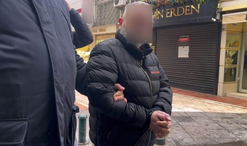 Eskişehir’de sahte altın bozdurmaya çalışan şüpheli, kuyumcu çalışanlarının dikkati ile yakalandı. Eskişehir’de sahte altın bozdurmaya çalışan şüpheli, kuyumcu çalışanlarının dikkati ile yakalandı.