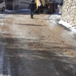 Saimbeyli’de Kar Yağışının Ardından Belediye Ekipleri Tuzlama Çalışmalarına Devam Ediyor