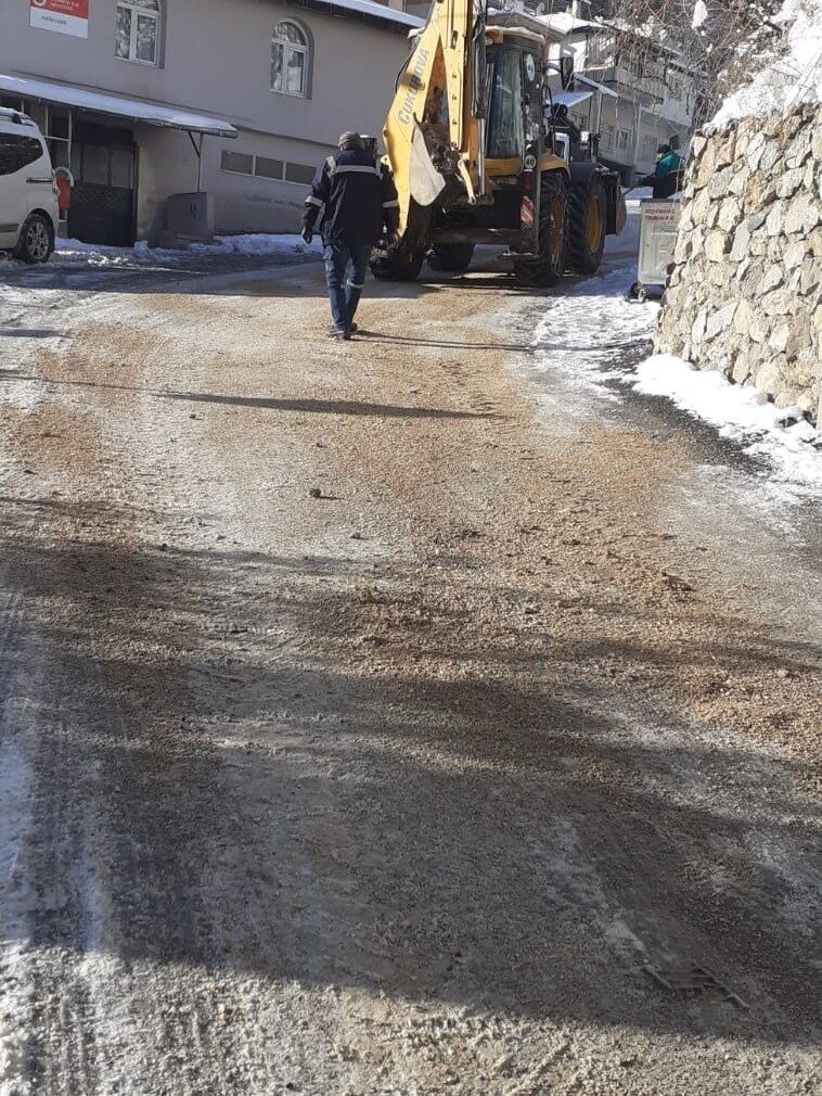 Saimbeyli’de Kar Yağışının Ardından Belediye Ekipleri Tuzlama Çalışmalarına Devam Ediyor Saimbeyli’de Kar Yağışının Ardından Belediye Ekipleri Tuzlama Çalışmalarına Devam Ediyor