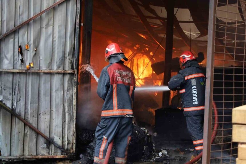 Sakarya İtfaiye Dairesi, 2025 yılında kentte 5 bin 194 yangınla mücadele etti.