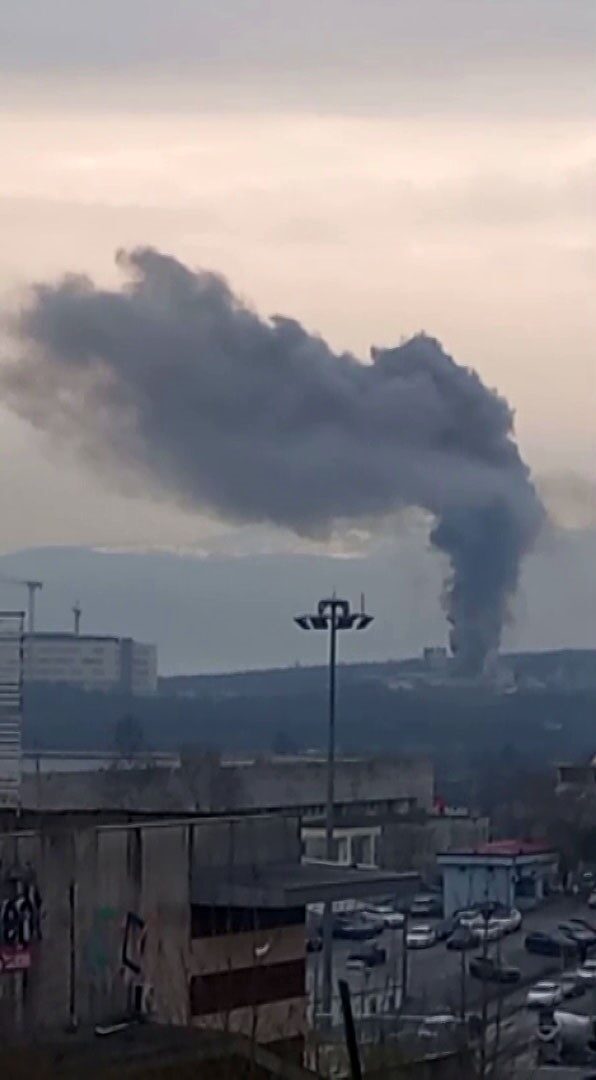Sakarya’daki hastane inşaatında yangın çıktı, itfaiye ekipleri müdahale ediyor. Sakarya’daki hastane inşaatında yangın çıktı, itfaiye ekipleri müdahale ediyor.