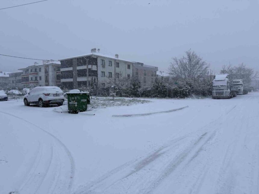 Sakarya yeni yıla yoğun kar yağışı ile girdi, yollar ve araçlar beyaza büründü.