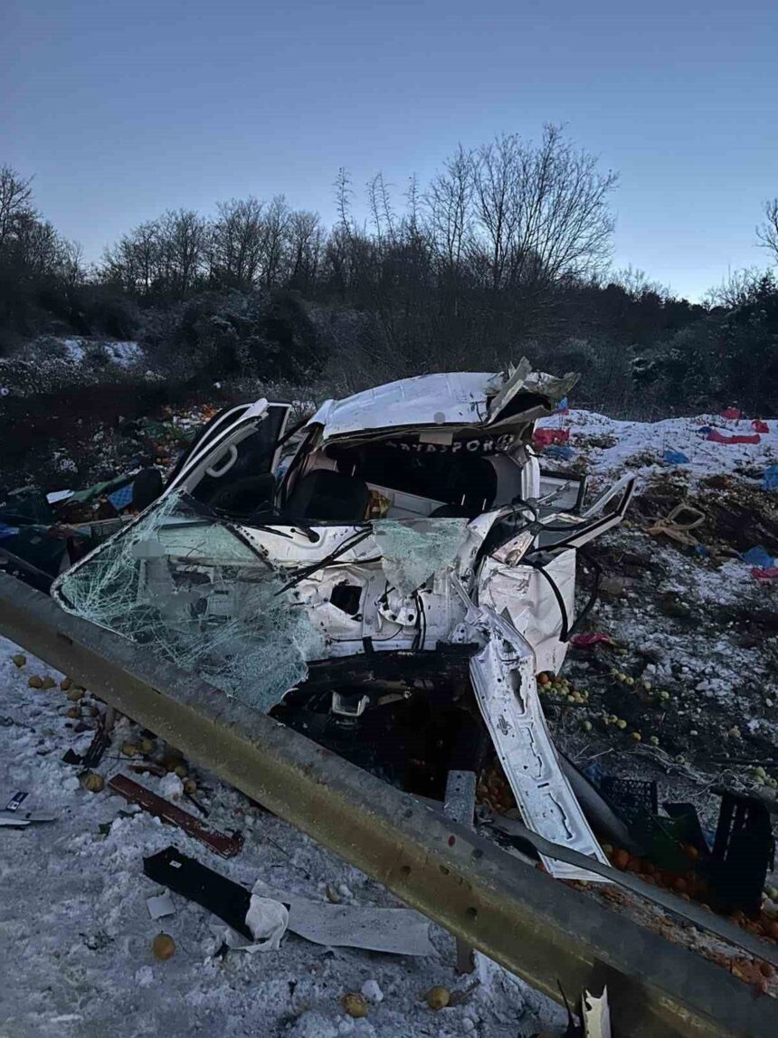 Sakarya’da takla atan kamyonette baba ve oğlu yaralandı.