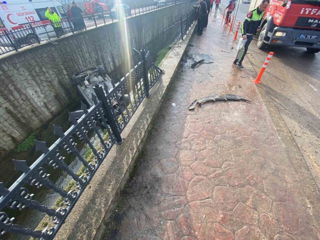 Akyazı’da otomobil su kanalına düştü, sürücü yaralı olarak hastaneye kaldırıldı.