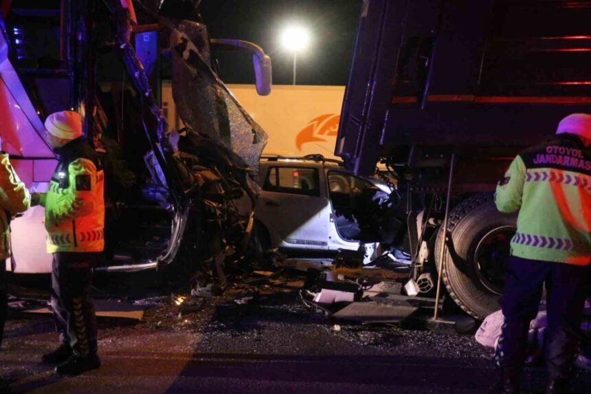 TEM Otoyolu Sakarya’da meydana gelen zincirleme kazada 1 kişi öldü, 27 kişi yaralandı. TEM Otoyolu Sakarya’da meydana gelen zincirleme kazada 1 kişi öldü, 27 kişi yaralandı.