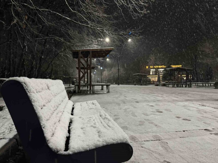 Sakarya’nın yüksek kesimlerinde başlayan kar yağışı şehir merkezine de ulaştı. Sakarya’nın yüksek kesimlerinde başlayan kar yağışı şehir merkezine de ulaştı.
