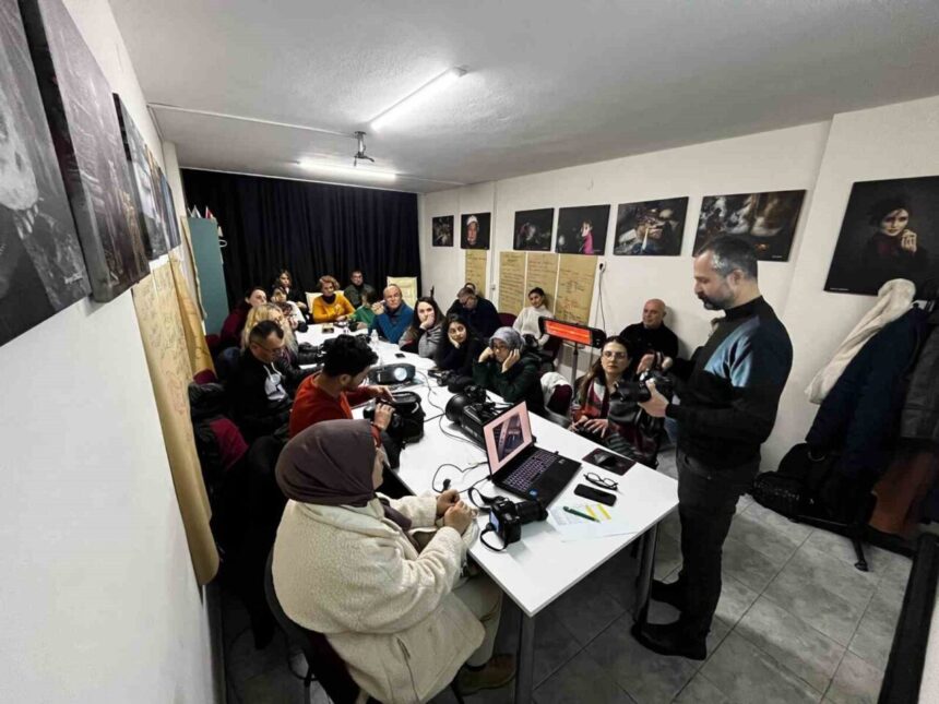 Salihli Fotoğraf Derneği, 2026’nın ilk fotoğraf atölyesini yoğun katılımla başlattı. Salihli Fotoğraf Derneği, 2026’nın ilk fotoğraf atölyesini yoğun katılımla başlattı.