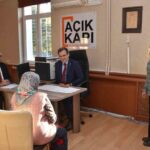 Salihli’de Kaymakam Ali Güldoğan, vatandaşlarla bir araya gelerek istek ve şikayetlerini dinledi.