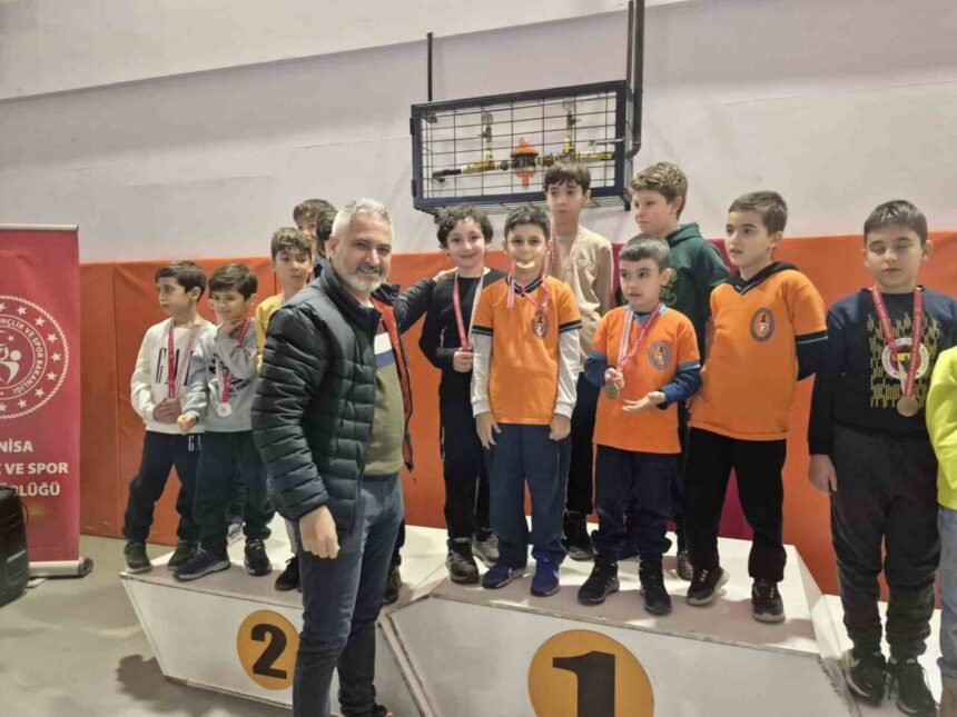 Salihli’de Çalışan Gazeteciler Günü kapsamında düzenlenen Satranç Turnuvası sona erdi. Salihli’de Çalışan Gazeteciler Günü kapsamında düzenlenen Satranç Turnuvası sona erdi.