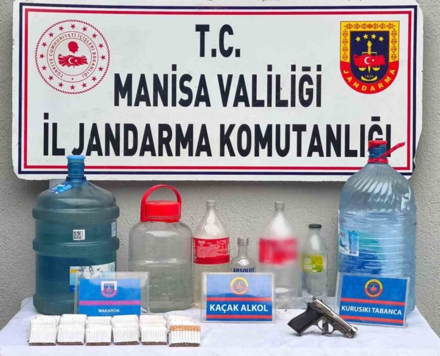 Salihli’de jandarma, bir evde 25 litre sahte rakı ve 620 makaron ele geçirdi.