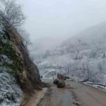 Şalpazarı-Beşikdüzü karayolunda heyelan sonrası yol ulaşıma kontrollü olarak açıldı.