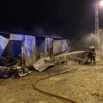 Hatay’da depremzede aileye ait konteynerde yangın çıktı, konteyner kullanılmaz hale geldi.